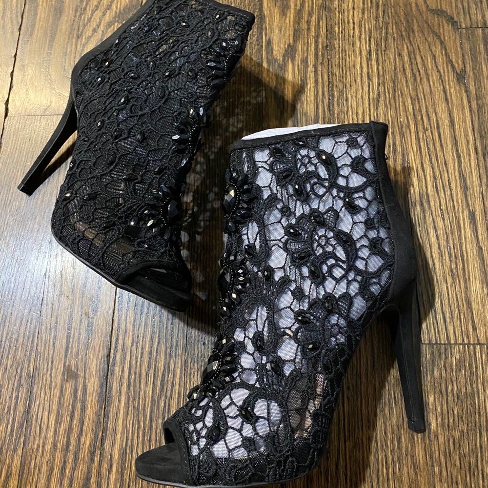 Bebe lace booties size 7 NIB
